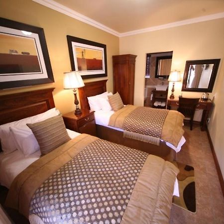 Le Cozmo Guesthouse Johannesburg Exterior photo