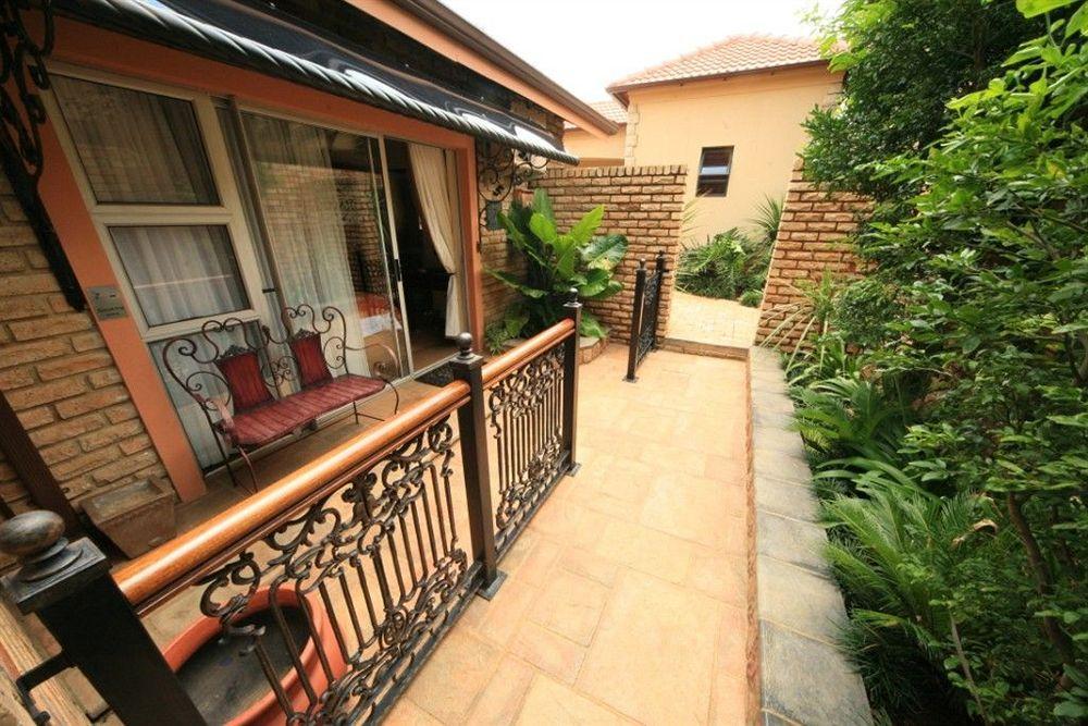 Le Cozmo Guesthouse Johannesburg Exterior photo