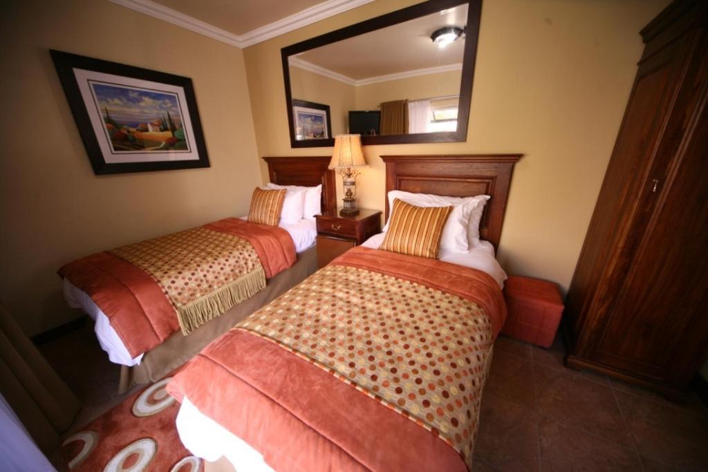 Le Cozmo Guesthouse Johannesburg Exterior photo