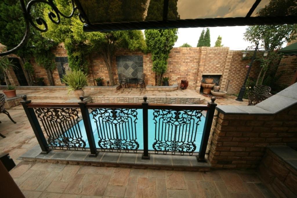 Le Cozmo Guesthouse Johannesburg Exterior photo